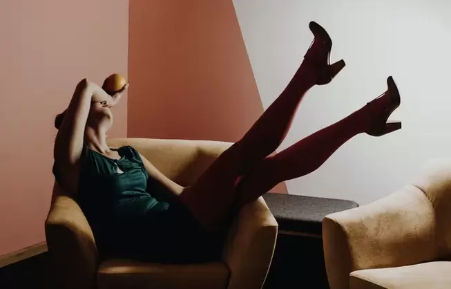 Mulher jovem com varizes nas pernas